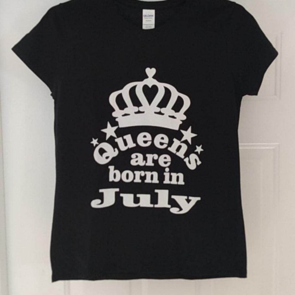 Queen's are born in July t-shirt